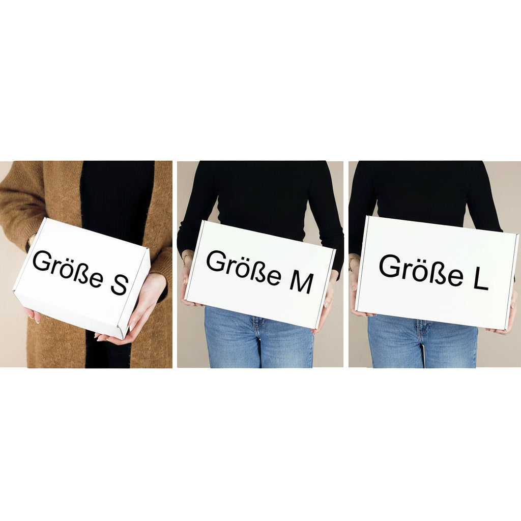 Größenvergleich der Geschenkboxen S, M und L mit drei weißen Kartons in den Händen einer Person