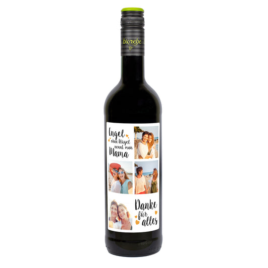 Flasche Rotwein mit personalisiertem Mama-Etikett „Engel ohne Flügel nennt man Mama – Danke für alles“ und vier Fotos, auf weißem Hintergrund.