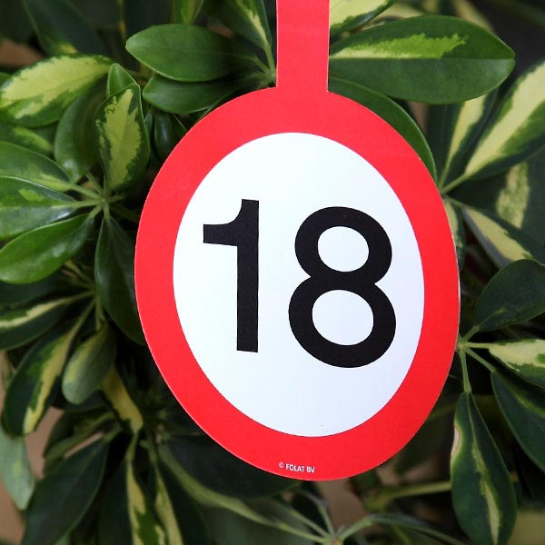 Pappschilder mit der Zahl 18