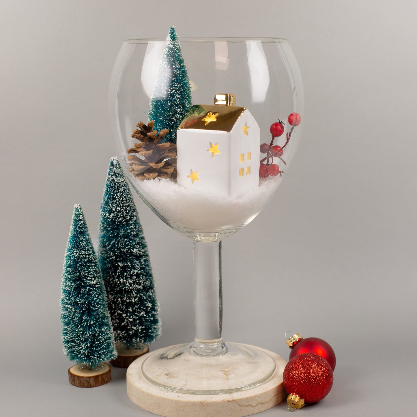 XXL Weinglas 3 L dekoriert als Winter-Deko mit Häuschen, Schnee und Tannenbäumen
