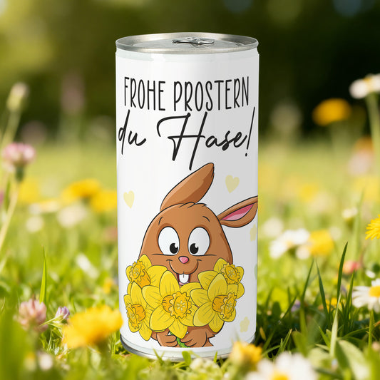 Osterbier „Frohe Prostern, du Hase!“ in Bierdose mit Hasenmotiv und gelben Narzissen