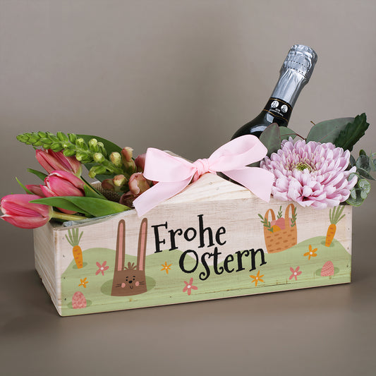 Geschenkkorb aus Holz mit Griff und Osterdesign „Frohe Ostern“, dekoriert mit Tulpen und Frühlingsblumen