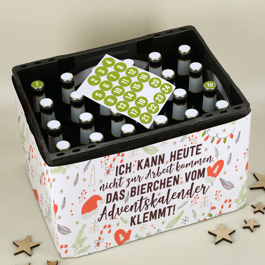 Adventskalender-Bierkasten mit weihnachtlicher Banderole und 24 nummerierten Flaschen, dekoriert mit Holzsternen