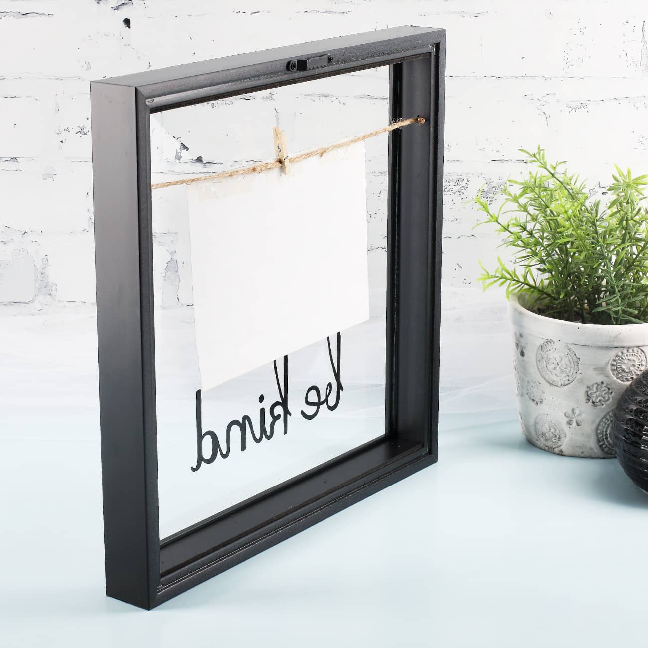 Schwarzer Bilderrahmen mit Klammer - be kind