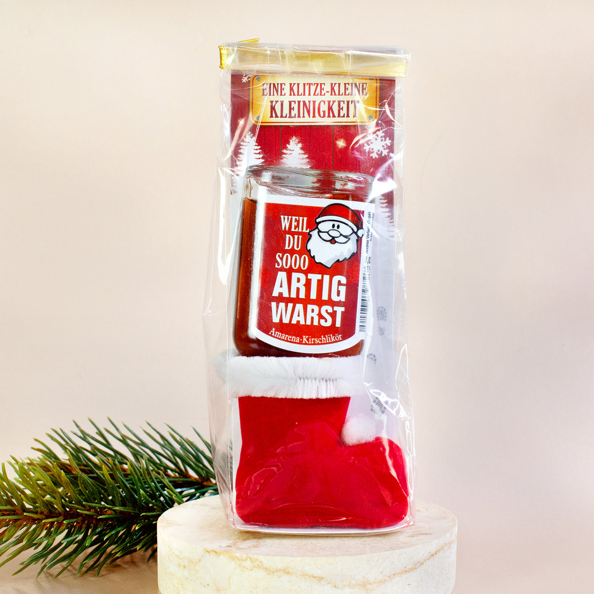 Weihnachtslikör mit Spruch „Weil du sooo artig warst“ im roten Mini-Stiefel und Sichtverpackung