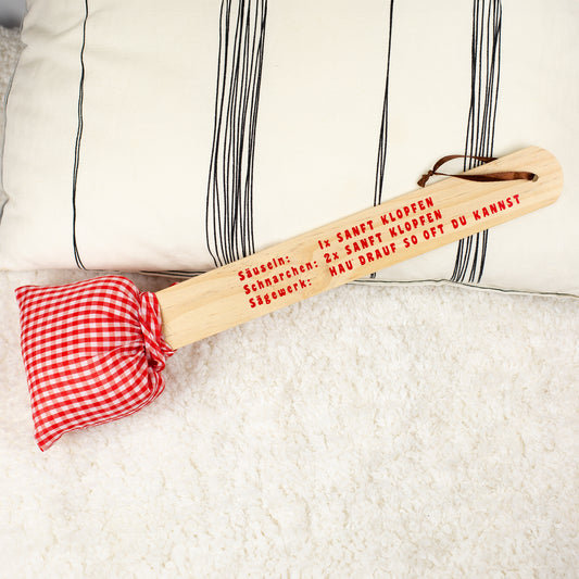 Schnarch-Klopper von oben mit vollständigem Aufdruck der humorvollen Anleitung für Säuseln, Schnarchen und Sägewerk