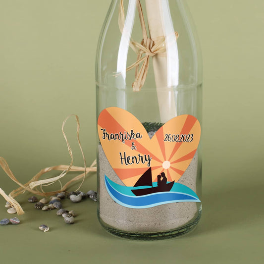 Flaschenpost mit Füllung und romantischen Aufkleber zur Hochzeit