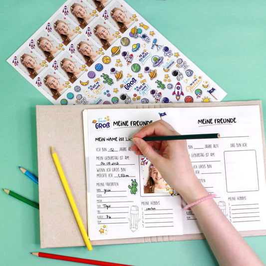 Freundebuch mit eingeklebtem Foto und Weltraum-Stickern