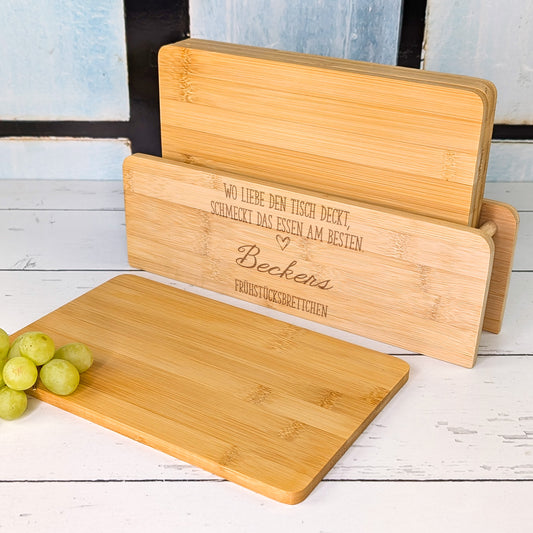 Bambusbrettchen mit Gravur im Ständer, ein Brettchen vorne liegend mit Trauben