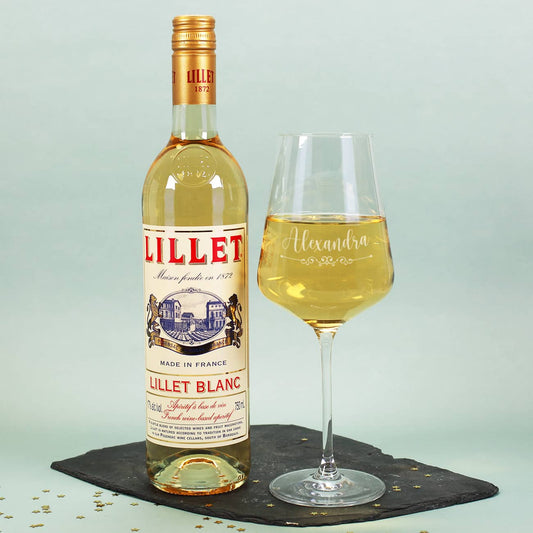 Weihnachtspräsent mit Lillet Blanc und Weinglas mit Namensgravur