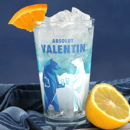 Wodkaglas mit Wunschname und trinkenden Eisbären in Eislandschaft bedruckt