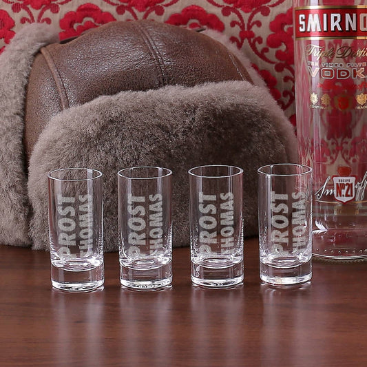 4 gravierte Schnapsgläser mit Wunschname und Prost in verschiedenen Sprachen