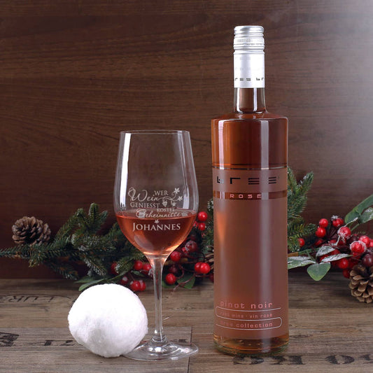 Graviertes Weinglas und BREE Weinflasche