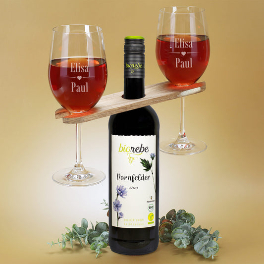 Personalisierte Weingläser mit den Namen Elisa und Paul, Weinbutler-Holzhalter und Biorebe Dornfelder Rotwein 2023