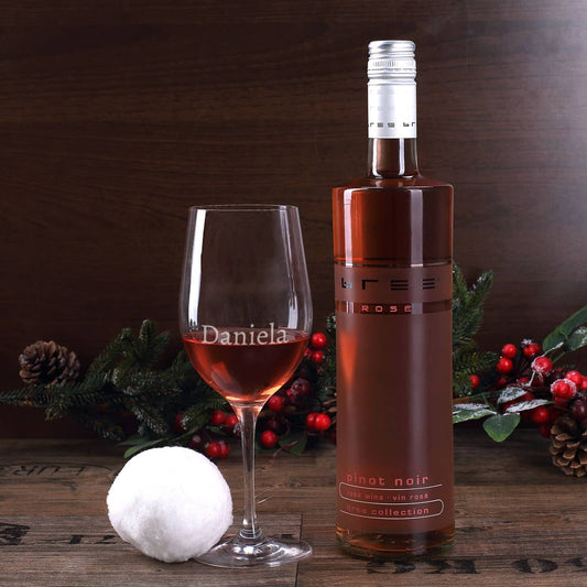 Graviertes Weinglas und BREE Weinflasche