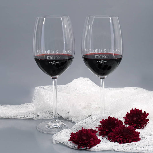 Zwei gravierte Weingläser