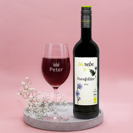 Biorebe Dornfelder Rotwein mit graviertem Leonardo Weinglas „Peter“ und Blumen-Deko