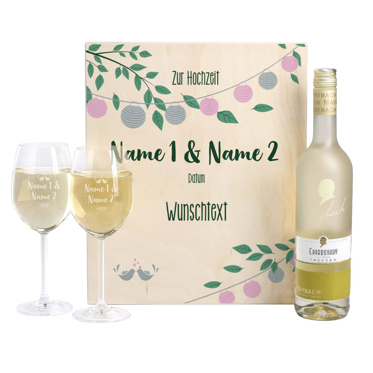 Gravierte Weingläser mit Weißwein in festlicher Holzverpackung zur Hochzeit