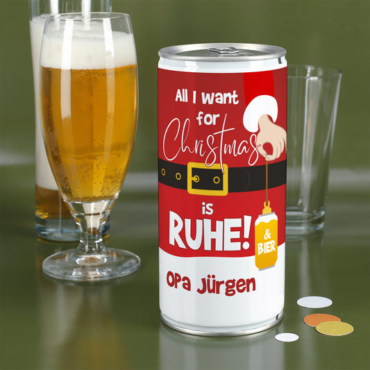 Personalisiertes Weihnachtsbier mit humorvollem „Ruhe & Bier“-Spruch vor zwei Biergläsern – Namensdruck gut sichtbar.