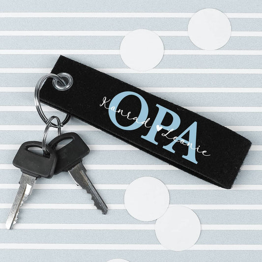 Filz Schlüsselanhänger in Schwarz mit OPA Schriftzug in Blau und Text nach Wunsch