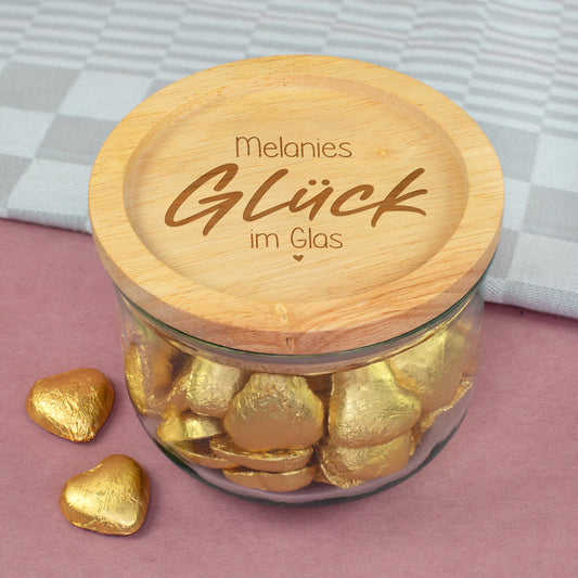 Personalisiertes Vorratsglas Glück im Glas mit Name und graviertem Holzdeckel gefüllt mit Schokoladenherzen