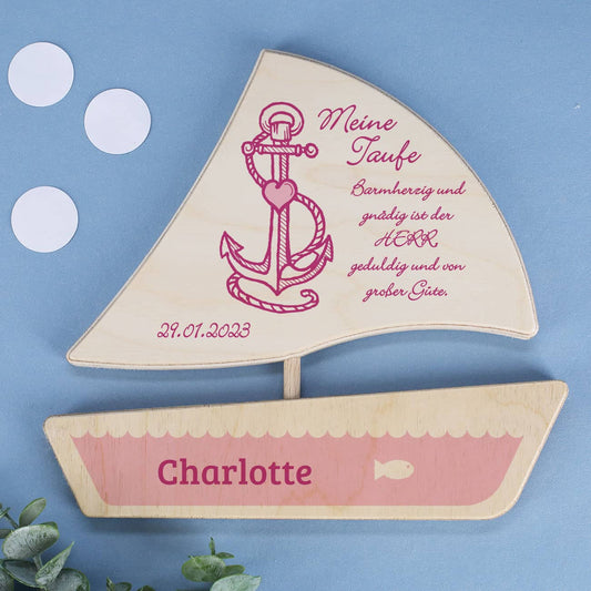 Individuell gestaltetes Boot aus Holz zur Taufe in rosa