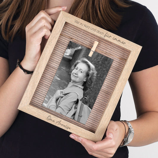 Gravierter Gedenk-Bilderrahmen aus Holz personalisiert mit Name | Viel zu kurz und doch für immer