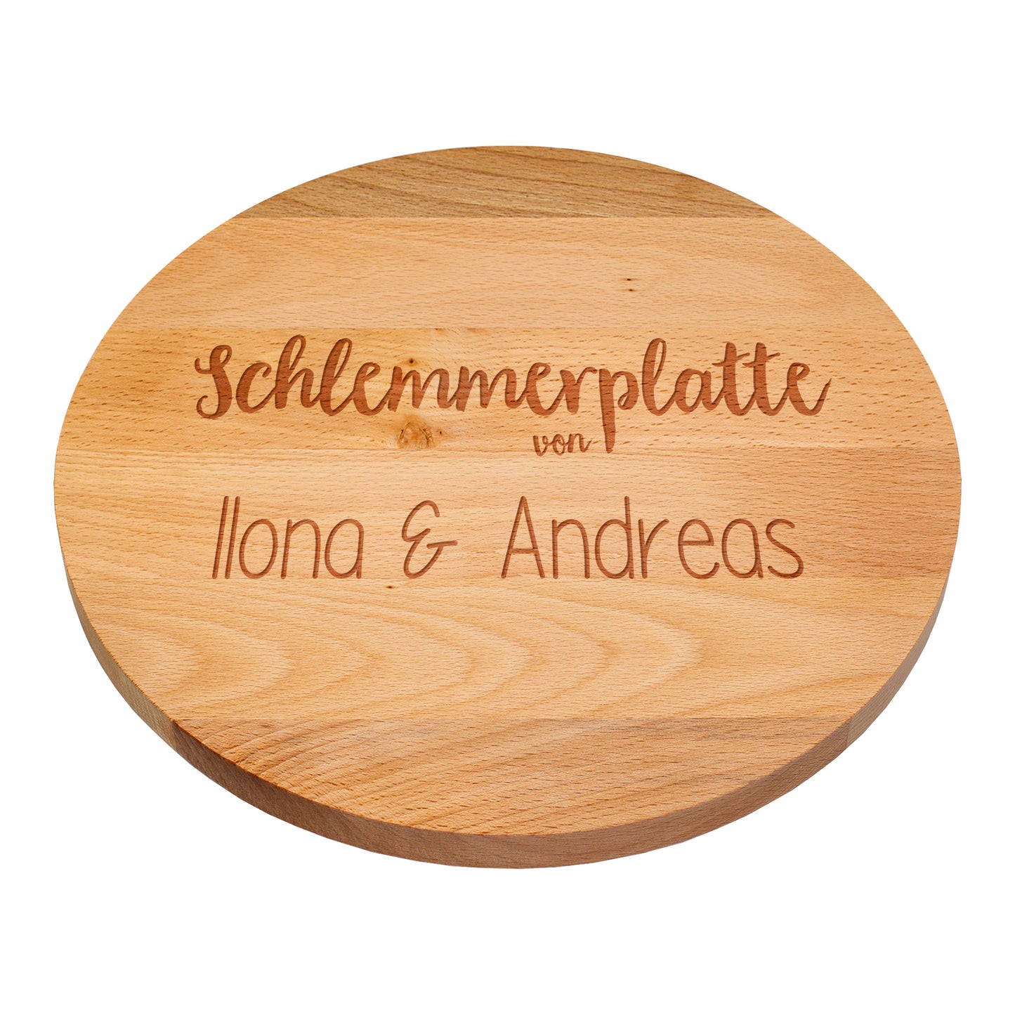Freigestellte Servierplatte aus Holz mit Gravur „Schlemmerplatte von Ilona & Andreas“