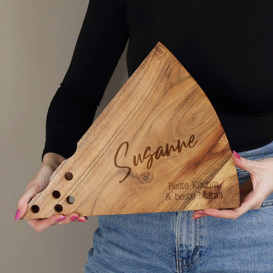 In der Form eines Stücks Käse mit Namensgravur