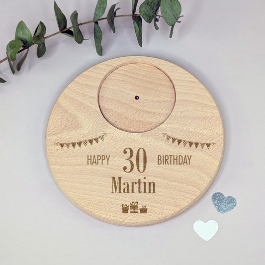 Holzuntersetzer mit Geburtstagsspruch und Personalisierung „Martin – 30“, mit Eukalyptuszweig