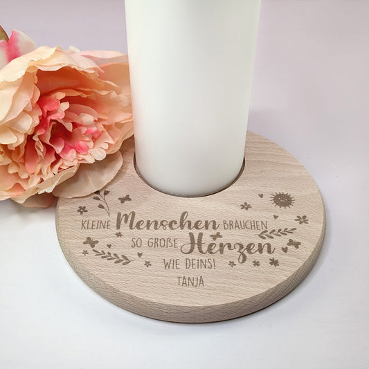Kerzenteller mit Kerze und Gravur „Kleine Menschen brauchen so große Herzen wie deins!“ – Name: Tanja