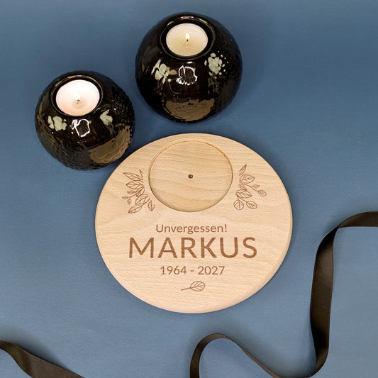 Gravierter Holzuntersetzer mit Blattmotiv zur Erinnerung – Name Markus, dekoriert mit Teelichthaltern