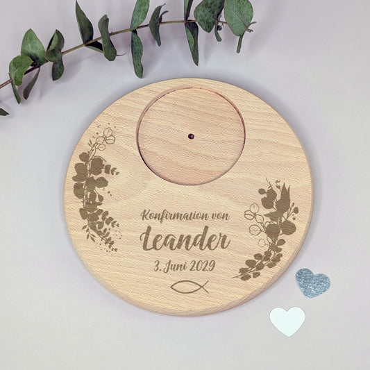 Gravierter Kerzenteller aus Holz zur Konfirmation mit Fischsymbol und Zweigen