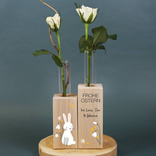 Holzsockel mit Reagenzgläschen als persönliche Ostervase