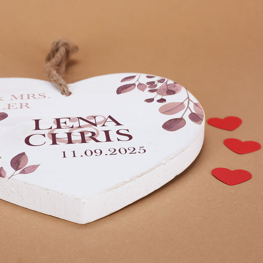 Holzherz mit Wunschnamen und Datum – Romantisches Geschenk mit Blatt-Motiv