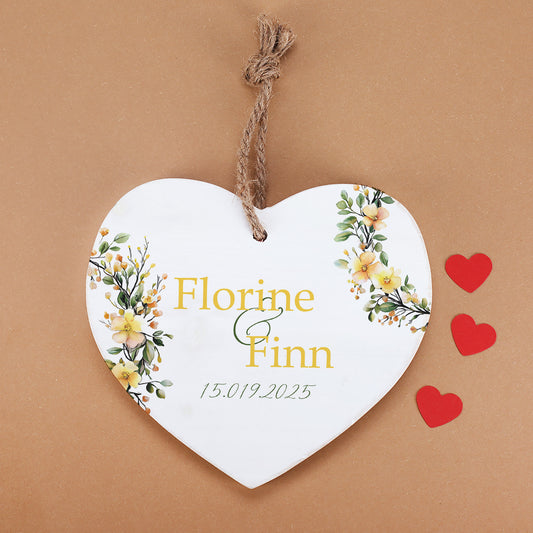 Holzherz mit Wunschnamen und Datum – Romantisches Geschenk mit Blumen-Motiv