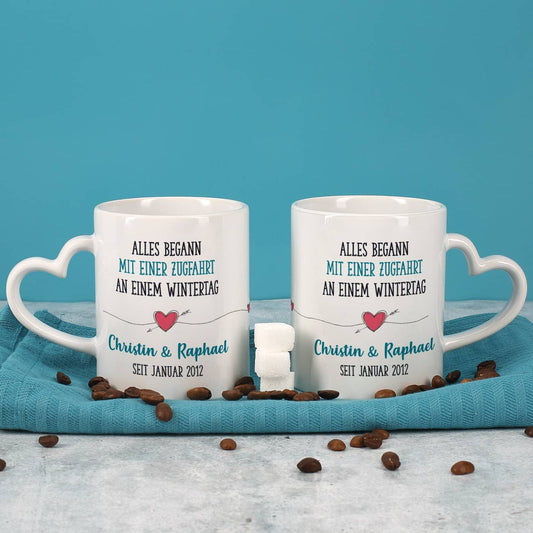 Paartassen mit Herzhenkel und Text wie alles begann...