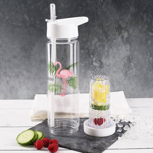 Mit Strohhalm und Fruchteinsatz