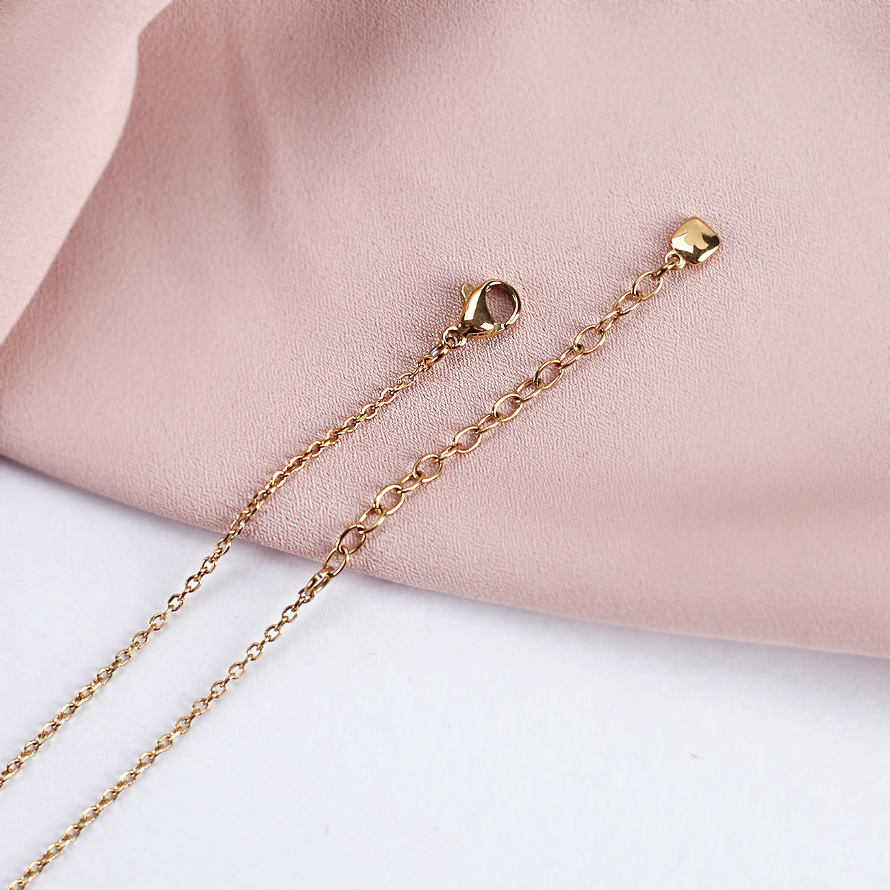 Nahaufnahme des Verschlusses der Leonardo Halskette in Gold