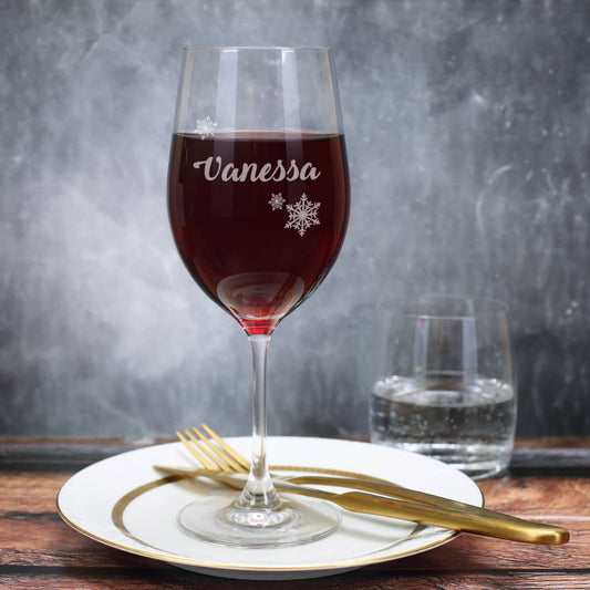 Rotweinglas mit dezenten Schneeflocken und Namensgravur