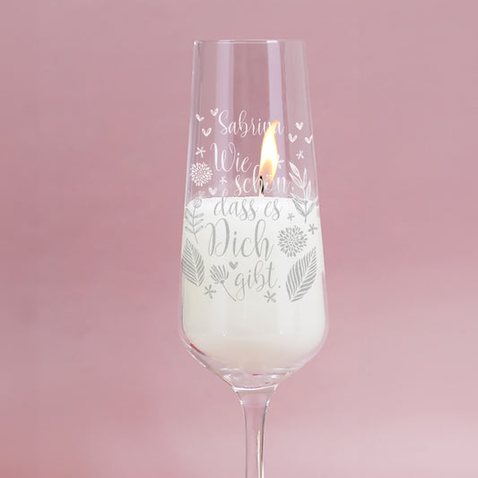 Duftkerze im Sektglas mit Wunschname "Wie schön, dass es dich gibt"