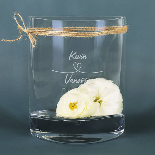 Vase mit Herz, Namensgravur und Hochzeitsdatum als persönliche Geschenkidee