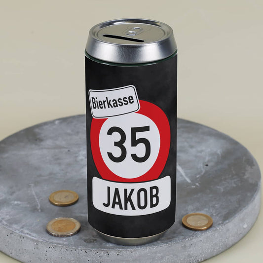 Spardose mit Verkehrszeichen im Bierdosendesign