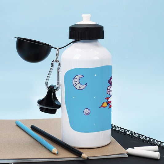 Personalisierte Trinkflasche mit Weltraum-Motiv und Name – Astronaut auf Rakete vor blauem Hintergrund, mit Schulutensilien dekoriert