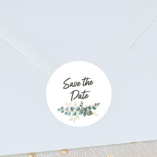 Nahaufnahme eines Stickers mit zartem Eukalyptus-Design auf mattem Papier.