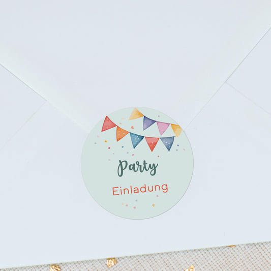 Detailansicht eines einzelnen runden Aufklebers mit Wimpel-Design