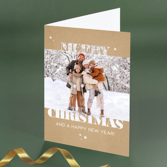 Personalisierte Weihnachtskarte „Merry Christmas“ mit eigenem Foto auf der Vorderseite, festlich aufgestellt