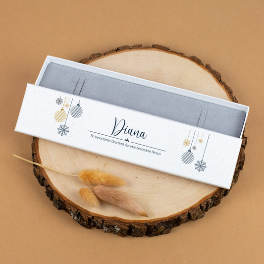 Schmuckbox zu Weihnachten mit personalisiertem Namen und Wunschtext, präsentiert auf Holzuntergrund