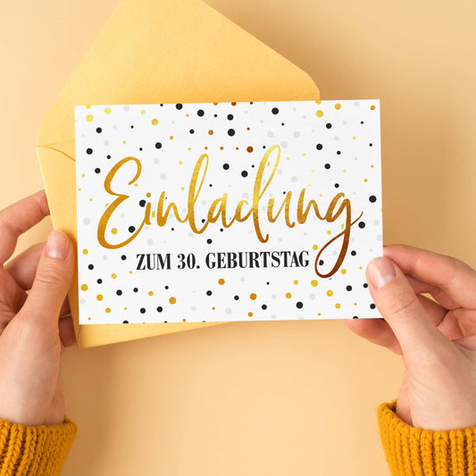 Einladungskarte zum Geburtstag mit persönlichem Druck und Goldkonfetti-Motiv