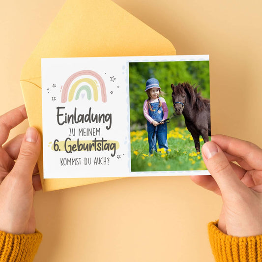 Einladungskarte zum Kindergeburtstag mit Foto und Regenbogenmotiv